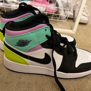 Brand new Nike Air Jordan 1 MID. Size 6.5 womens but size 5 in boys. never worn.